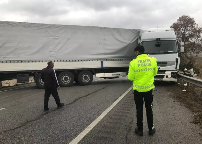 Çorum-Samsun Yolu Tır Kazasıyla Kapandı